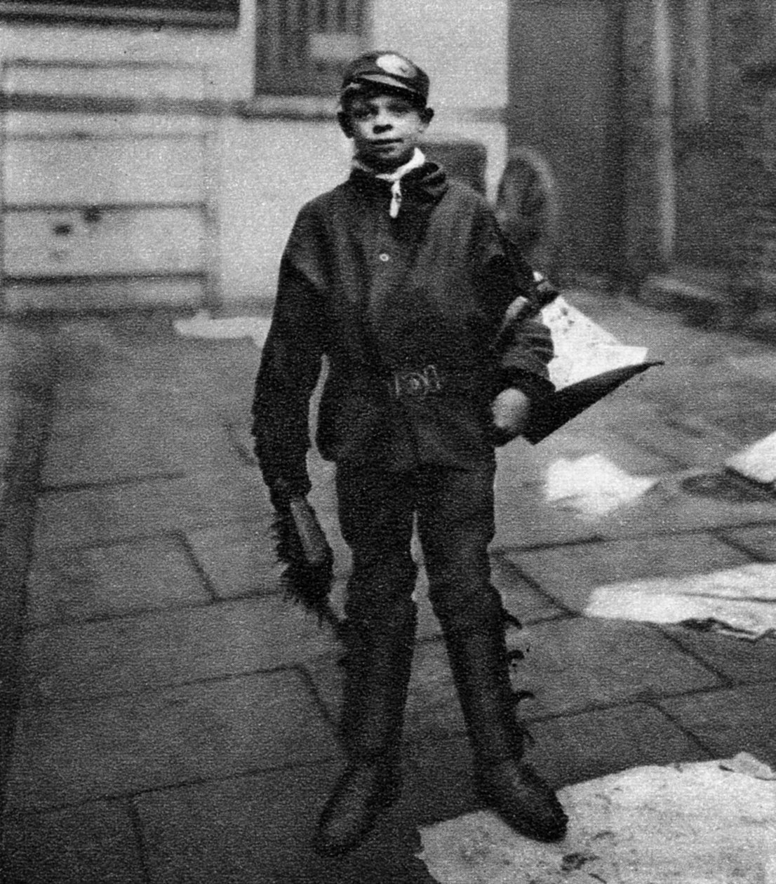 Scavenger poika, joka siivoaa hevosjätteitä tieltä, Lontoo, 1926-1927 tekijältä Unbekannt