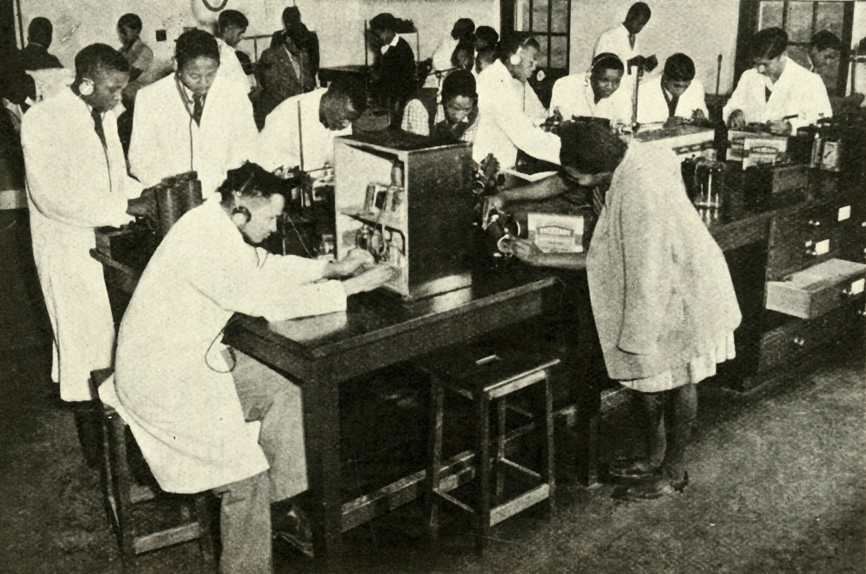 Scenes in a Native College - Opiskelijat fysiikan laboratoriossa, c1948. tekijältä Unbekannt