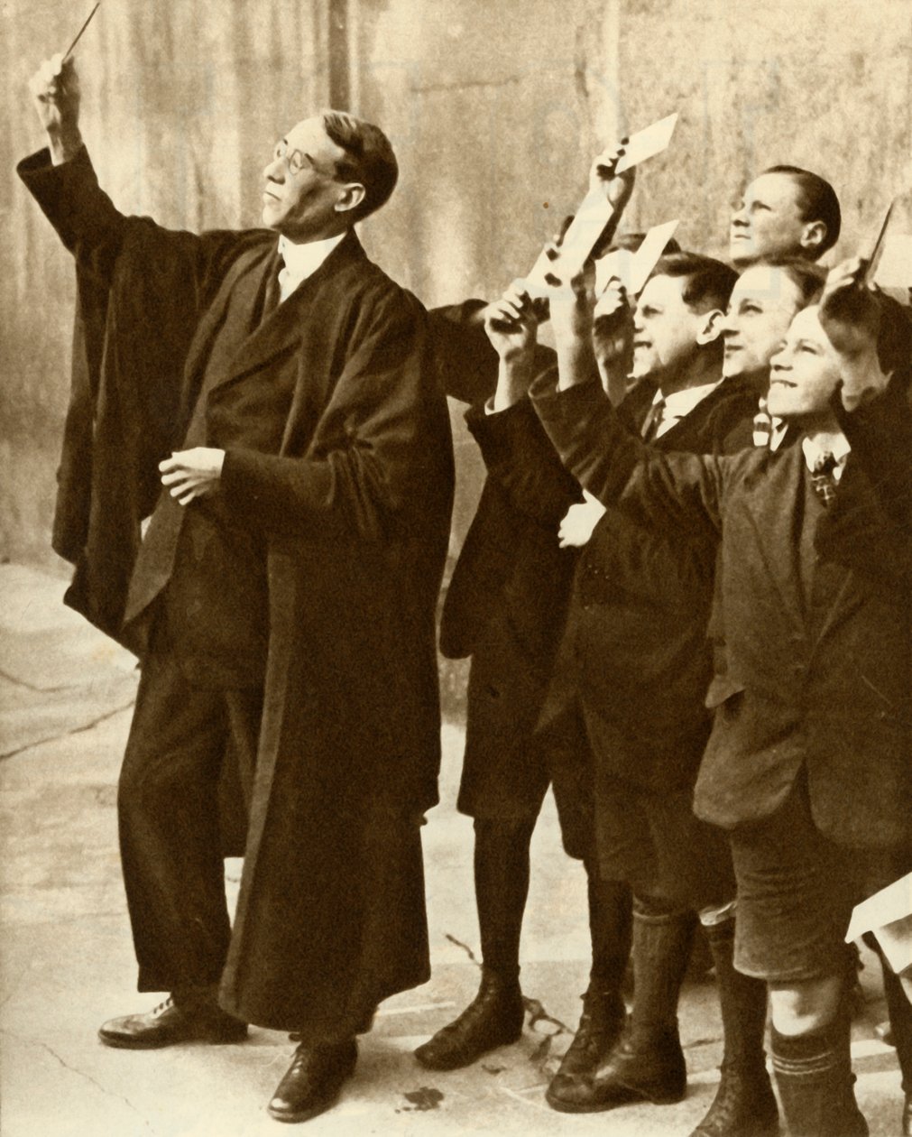 Koulupojat ja opettaja tarkkailemassa auringonpimennystä, Iso-Britannia, 1921, 1935. tekijältä Unbekannt