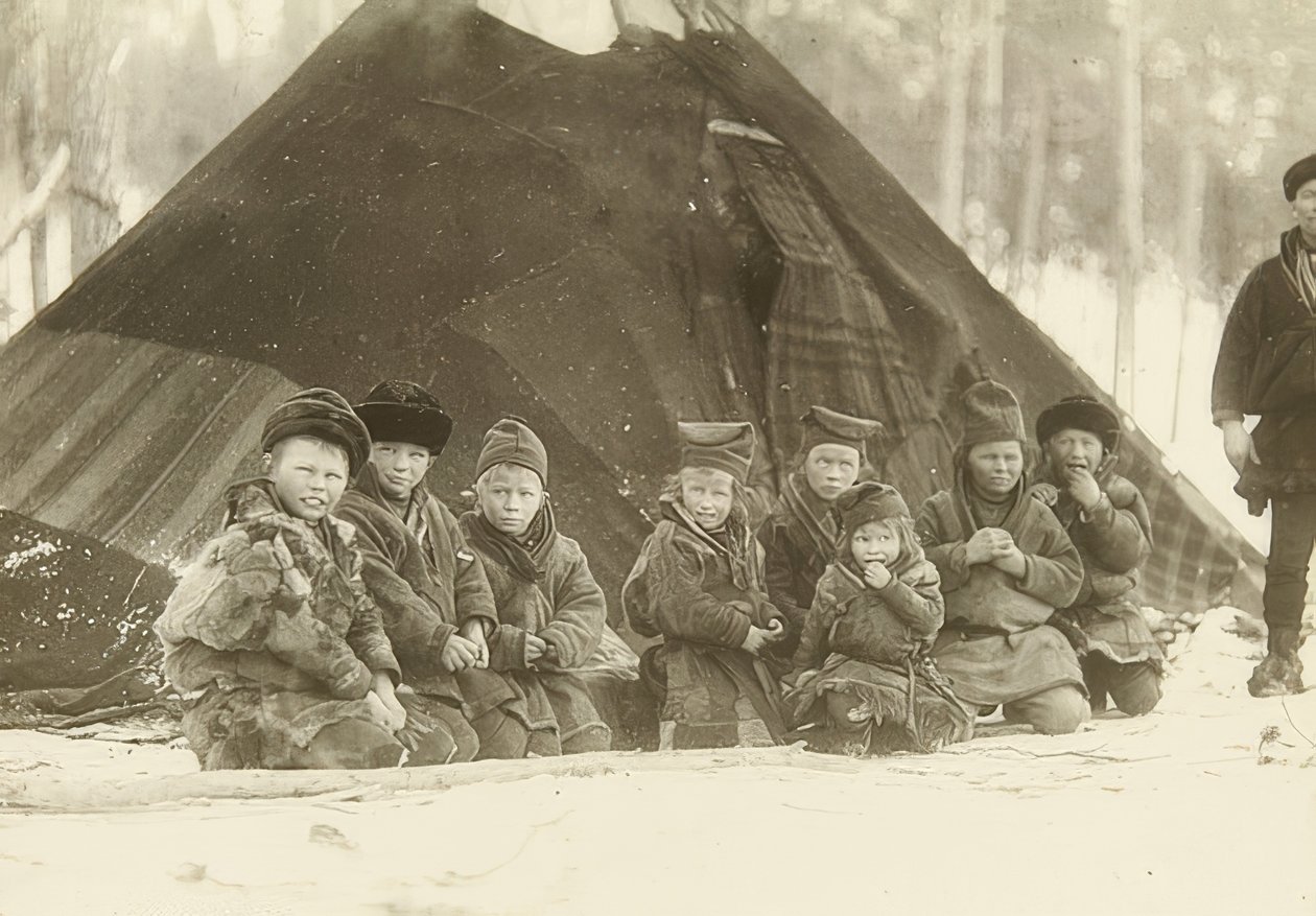 Ruotsi. Lapin lapset teltan edessä. Noin 1900 tekijältä Unbekannt