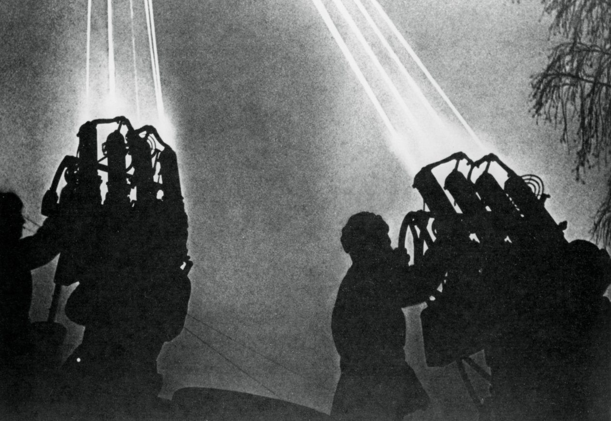 Valonheitinoperaattorit valmistautuvat yöpommituksiin, Moskova, 1941 tekijältä Unbekannt