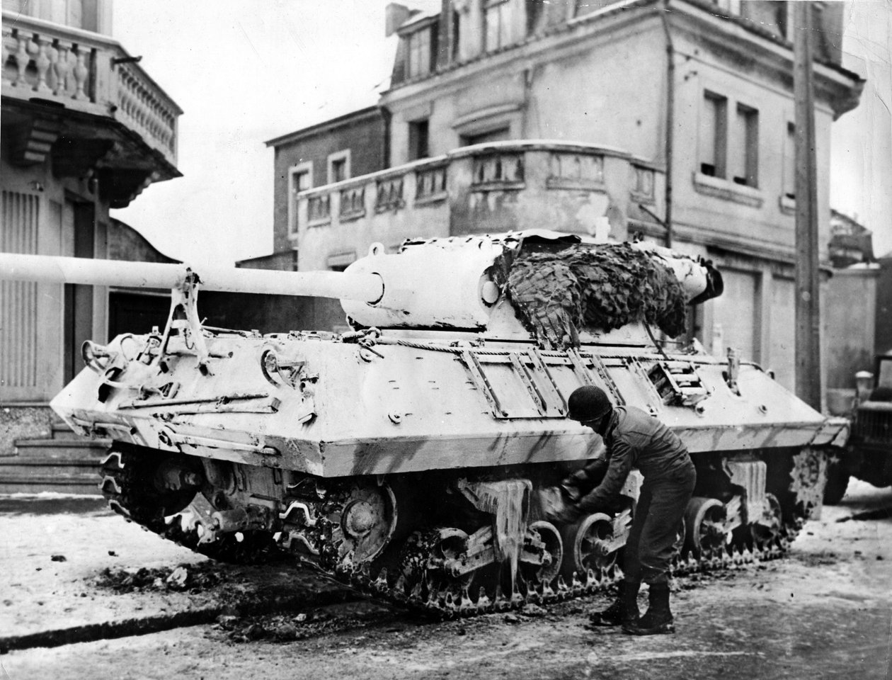 Toinen maailmansota (1939-1945) - Toinen maailmansota (WWII tai WW2): Luxemburg noin 20. joulukuuta 1944: Saksan etenemisen etelälaidalla amerikkalainen sotilas maalasi valkoisen M36-tankin sopeutuakseen sääolosuhteisiin. tekijältä Unbekannt
