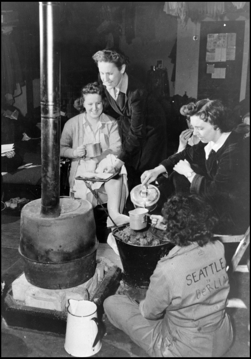 Toinen maailmansota (1939-1945): Brittiläisellä lentotukikohdalla, jossa WAC:n (Women