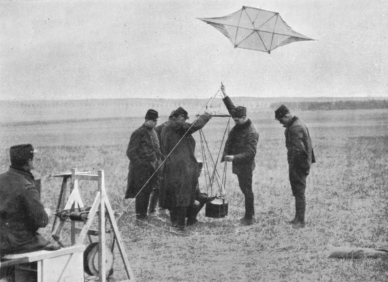 Yhden ranskalaisen sotaleijan lähettäminen, johon kamera on kiinnitetty, 1914, 1915 tekijältä Unbekannt