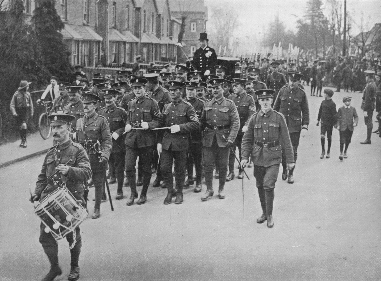 Kersantit veivät häävaunua kirkosta, 1915 tekijältä Unbekannt