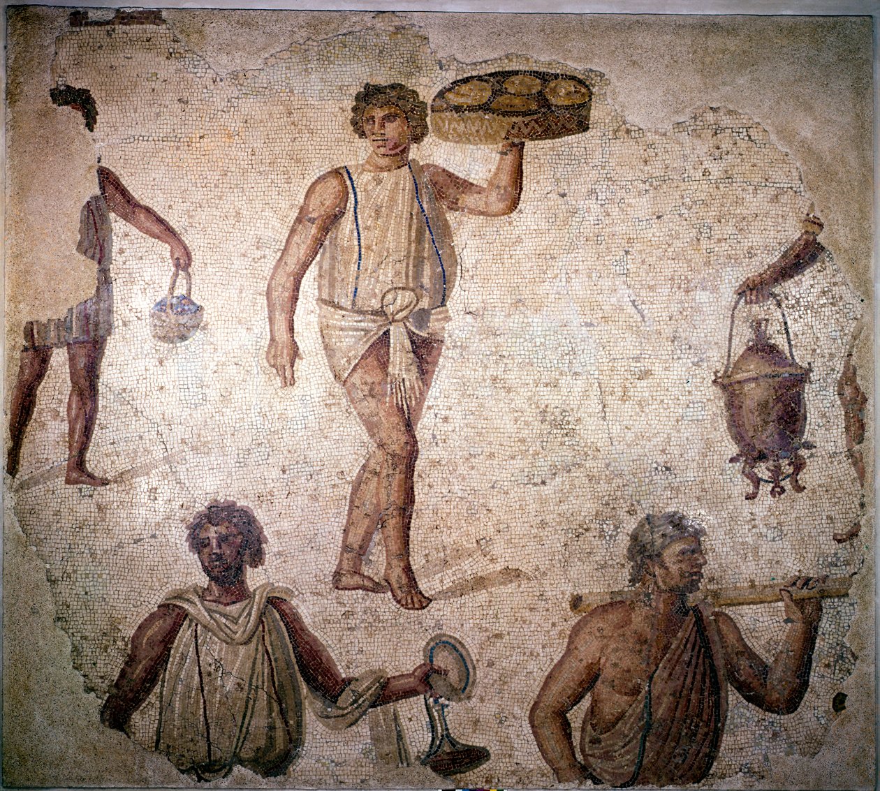 Palvelijoita tai orjia valmistautumassa juhlaan, mosaiikki, Karthago, 2. vuosisata tekijältä Unbekannt