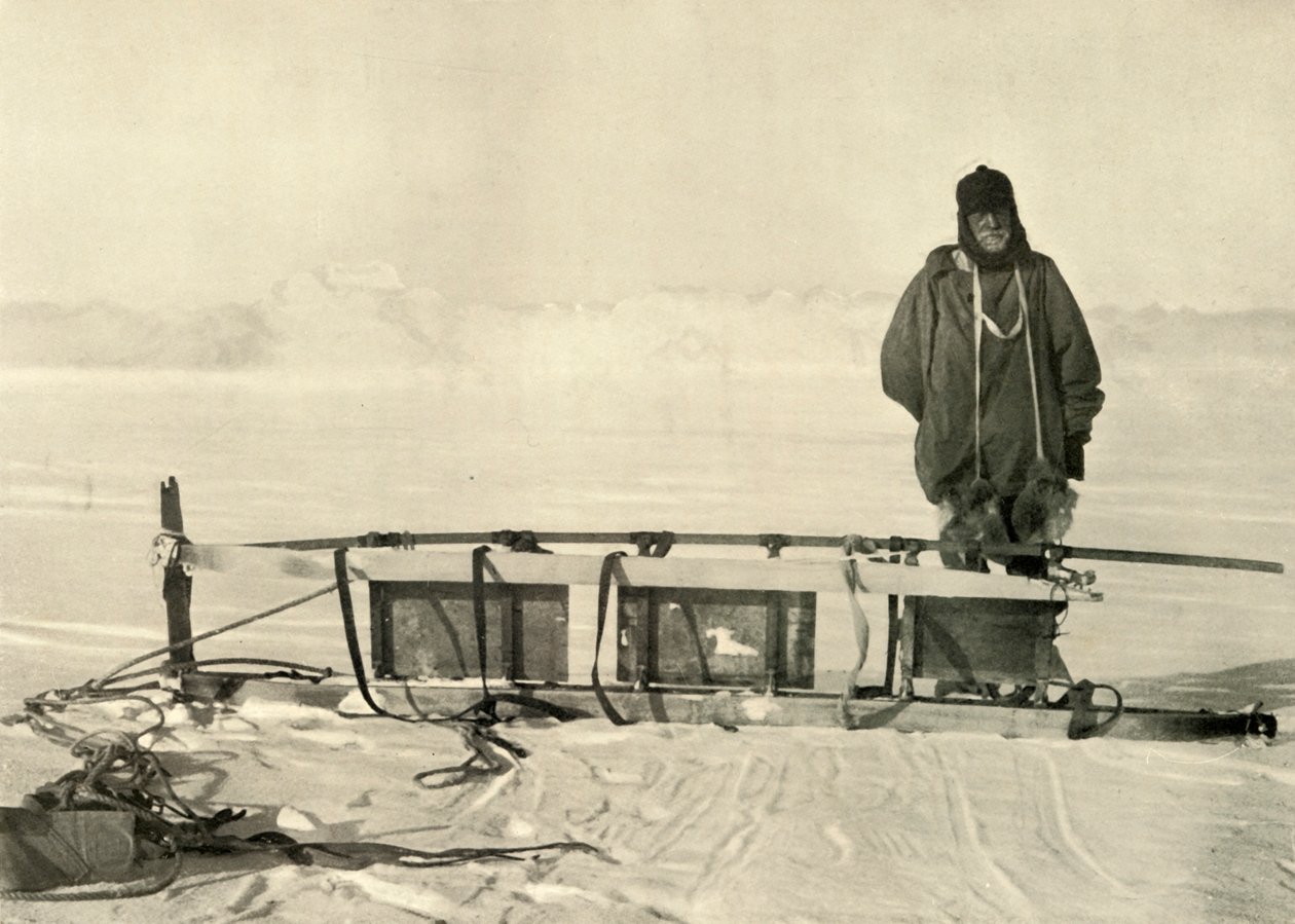Shackleton seisomassa Broken Southern Sledgen vieressä, c1908, 1909. tekijältä Unbekannt