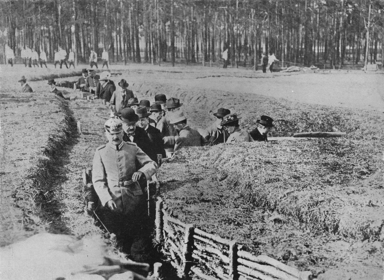 Näytetään siviilejä näyttelyhaudoissa Berliinin laitamilla, 1915 tekijältä Unbekannt