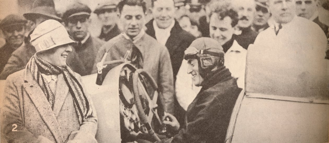 Näytetään ajomekanismi kiinnostuneille katsojille, c1927, 1935 tekijältä Unbekannt