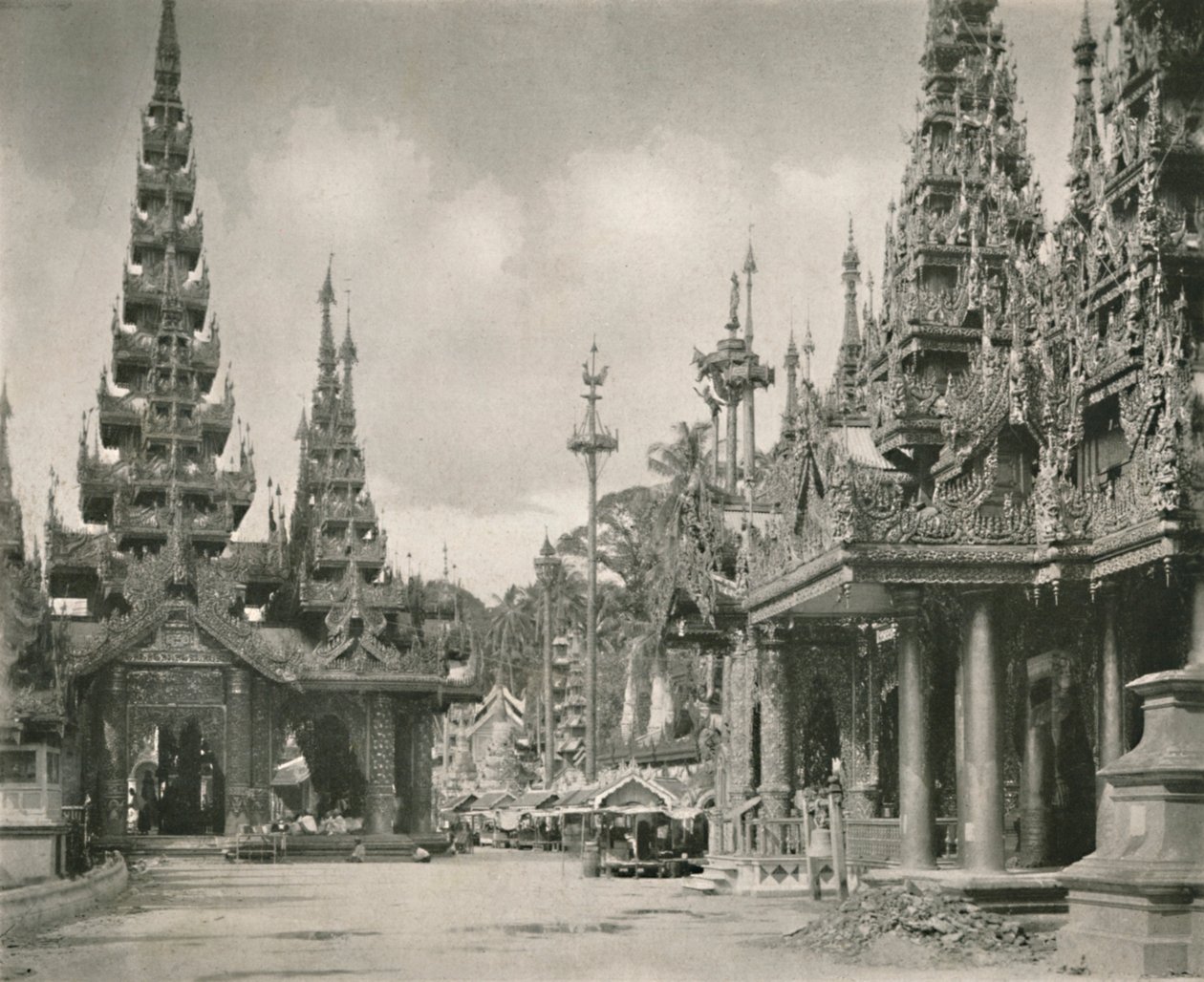 Suuren kellon pyhäkkö Shwedagon-pagodissa Yangonissa, 1900. tekijältä Unbekannt
