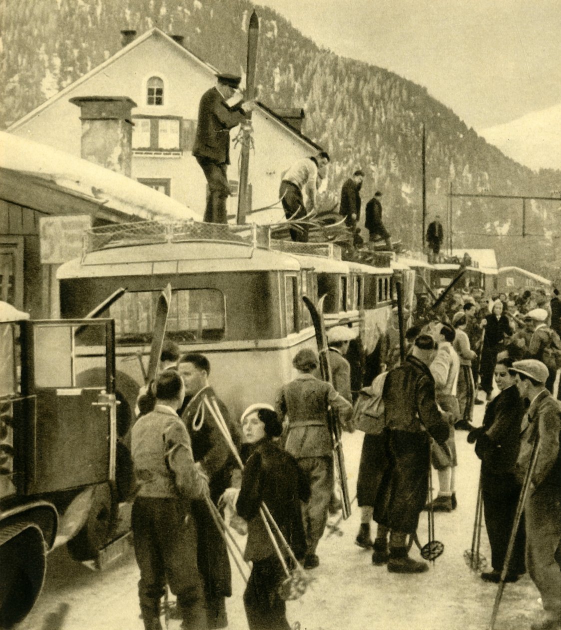 Hiihtäjät saapuvat St Anton am Arlbergiin, Itävaltaan, vuonna 1935. tekijältä Unbekannt