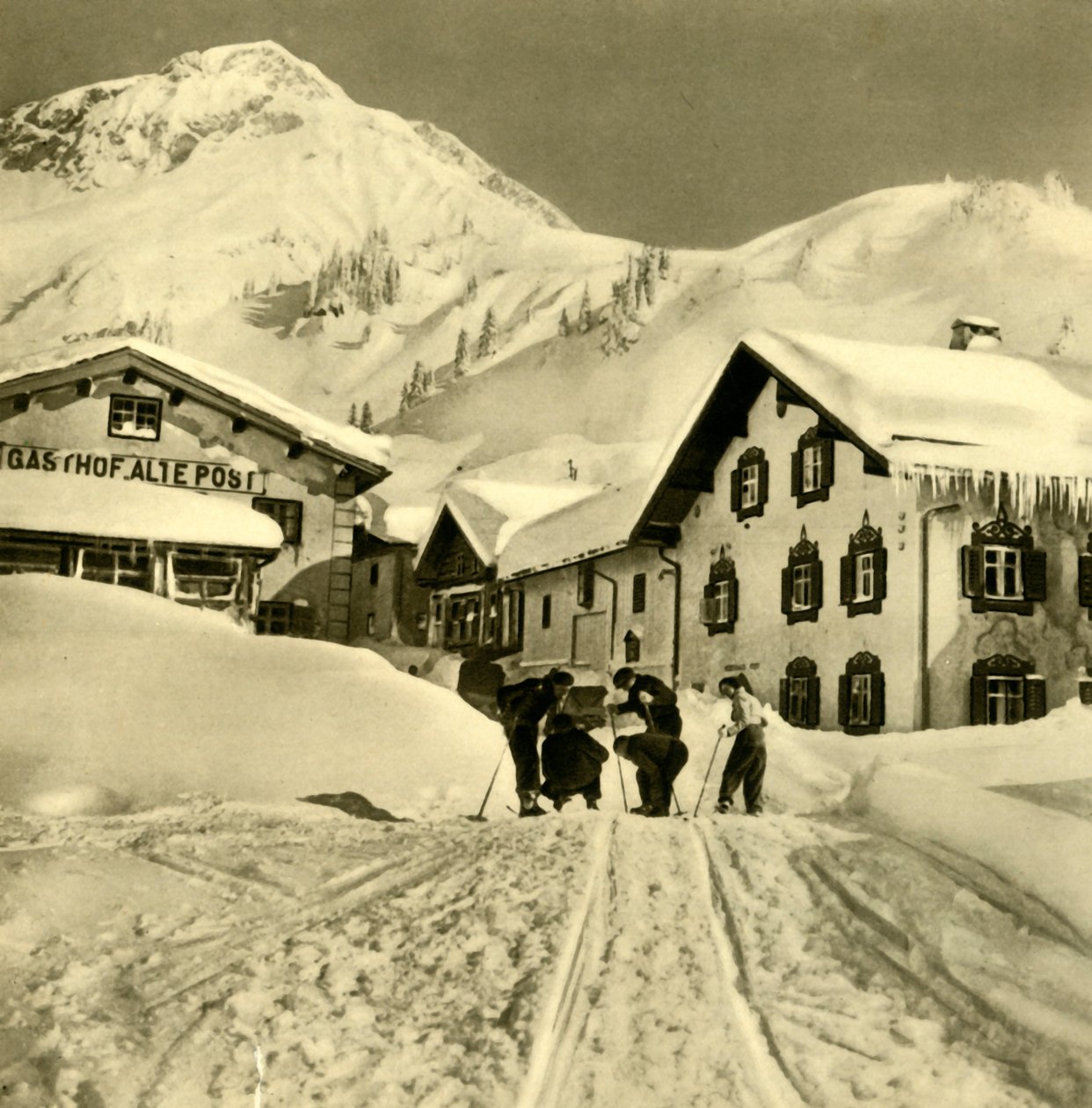 Hiihtäjiä Stuben am Arlbergissä, Vorarlbergissä, Itävallassa, vuodelta 1935. tekijältä Unbekannt