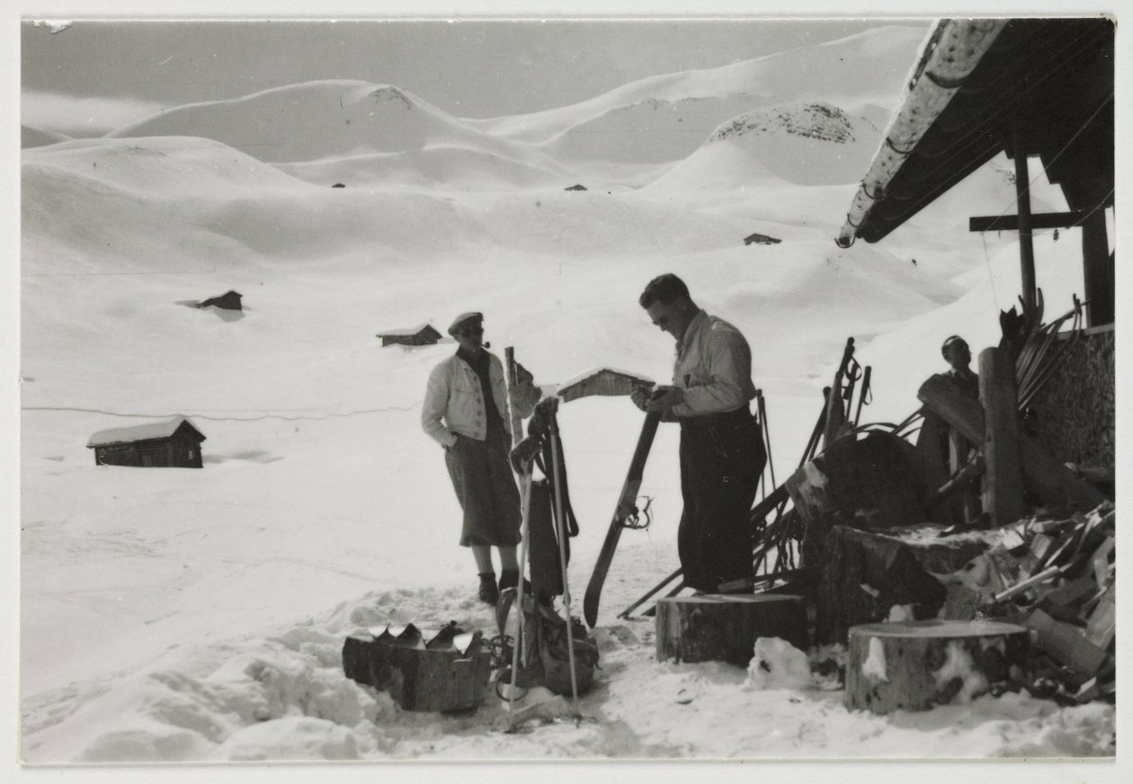 Hiihtäjät mökin ulkopuolella, n. 1930 tekijältä Unbekannt