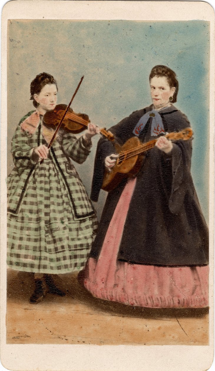 Small metier: muotokuva muusikoista kitaralla ja viululla, Venetsia. 1800-luku Painatus pahville Dim. 10,5x6 cm tekijältä Unbekannt