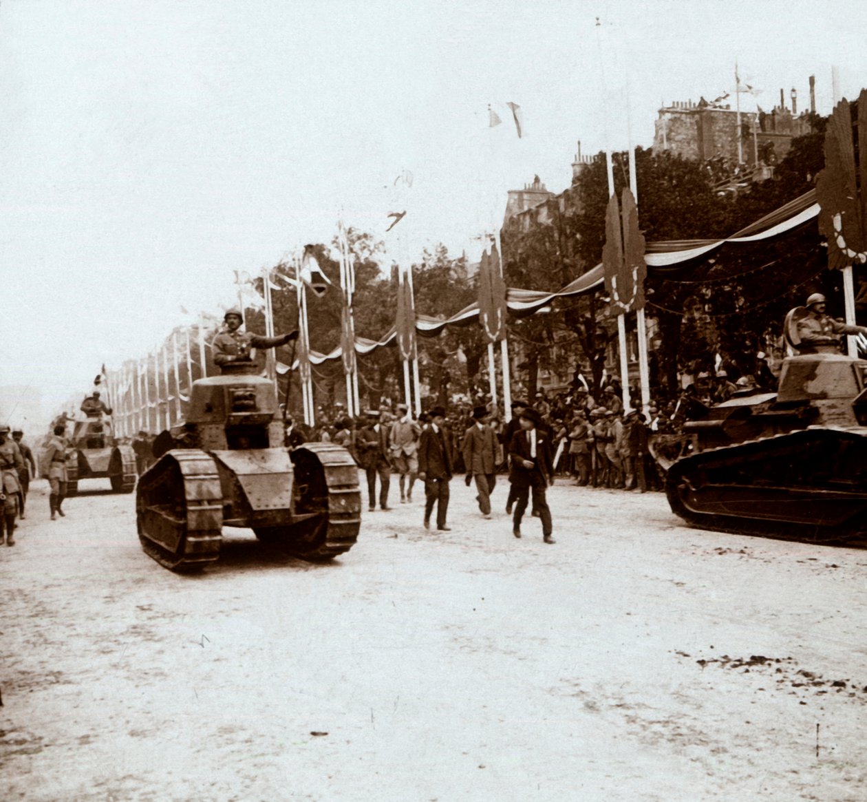 Pienet tankit, voittoparaati, Pariisi, Ranska, c1918-c1919 tekijältä Unbekannt