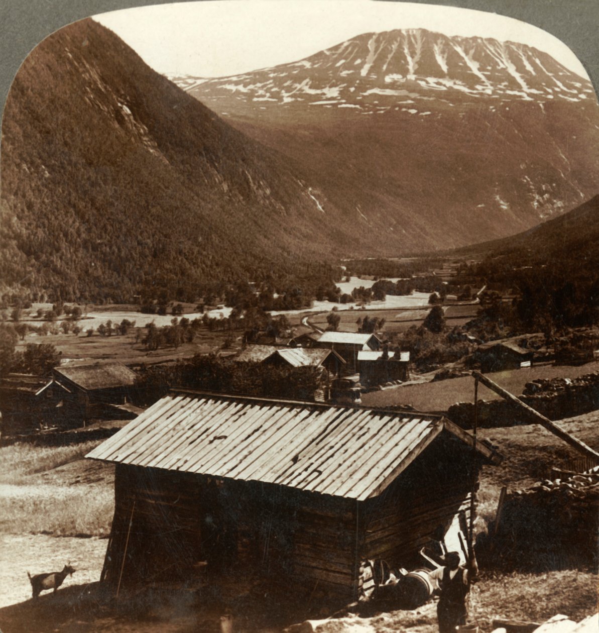 Gausta-vuoren luminen korkeus 6180 jalkaa, hiljaisten kotien yläpuolella Maan Valleyssa, Norjassa, 1905. tekijältä Unbekannt