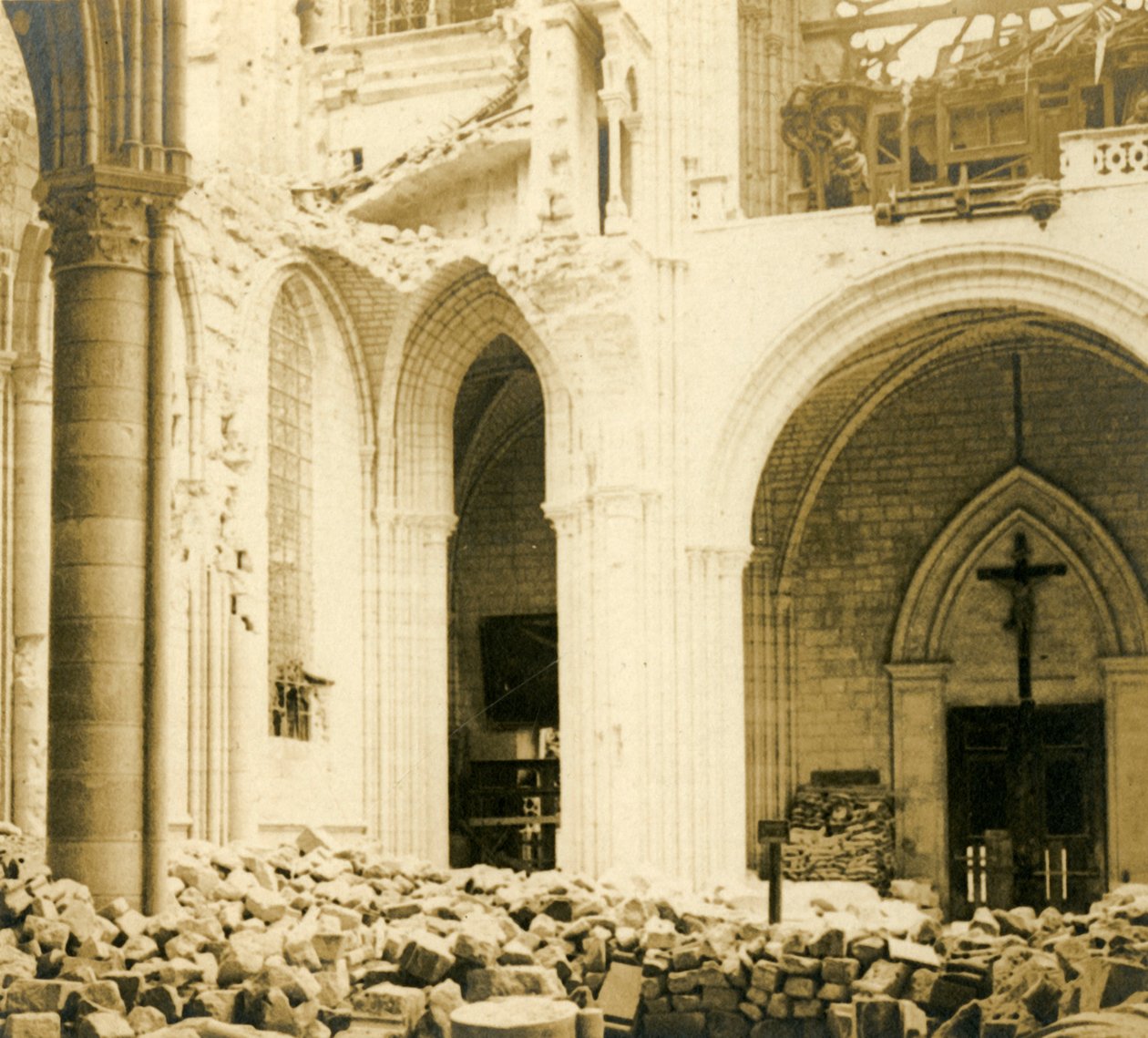 Soissons Cathedral, Soissons, Pohjois-Ranska, c1914-c1918 tekijältä Unbekannt
