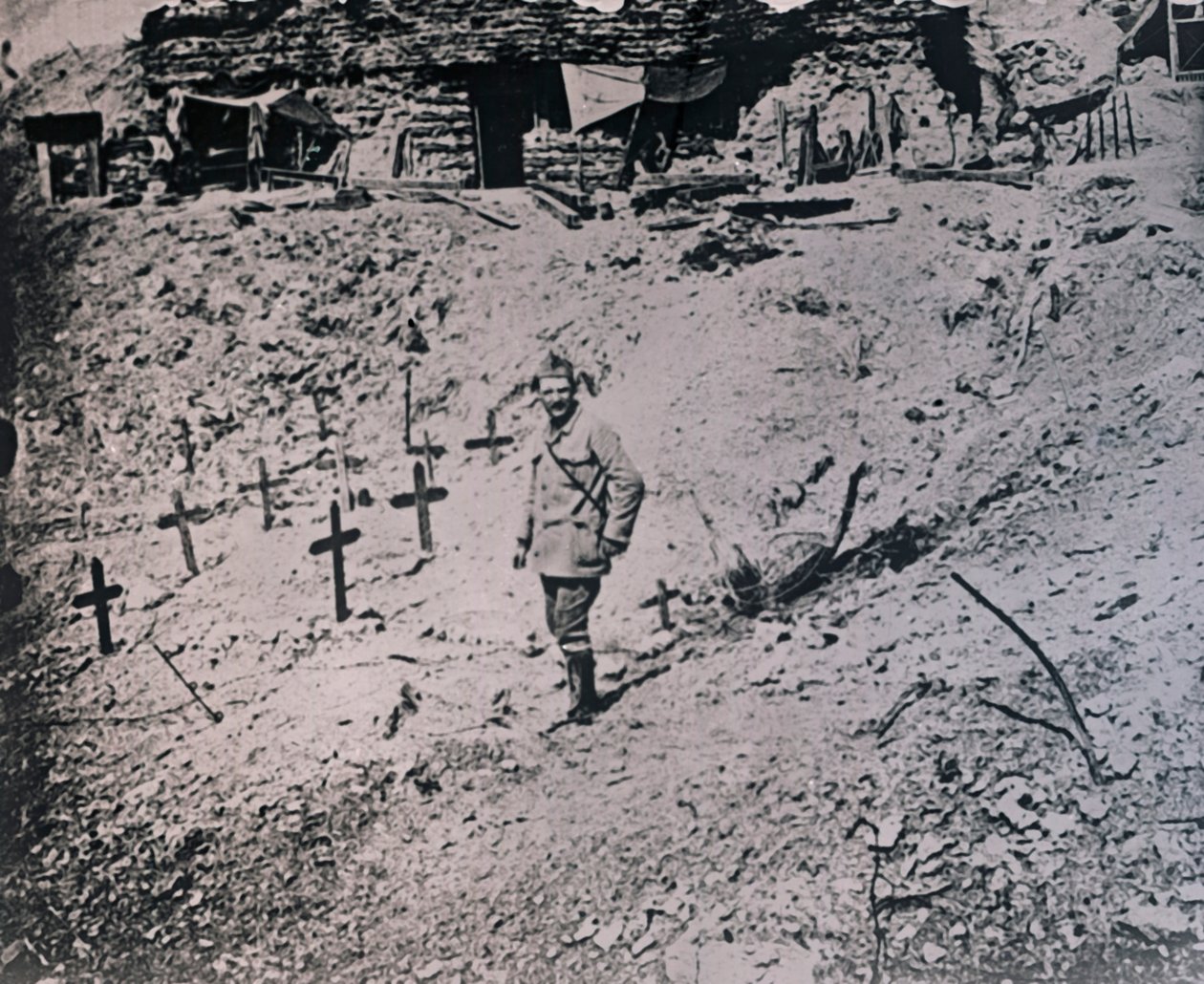 Sotilas puisten ristien keskellä, c1914-c1918 tekijältä Unbekannt