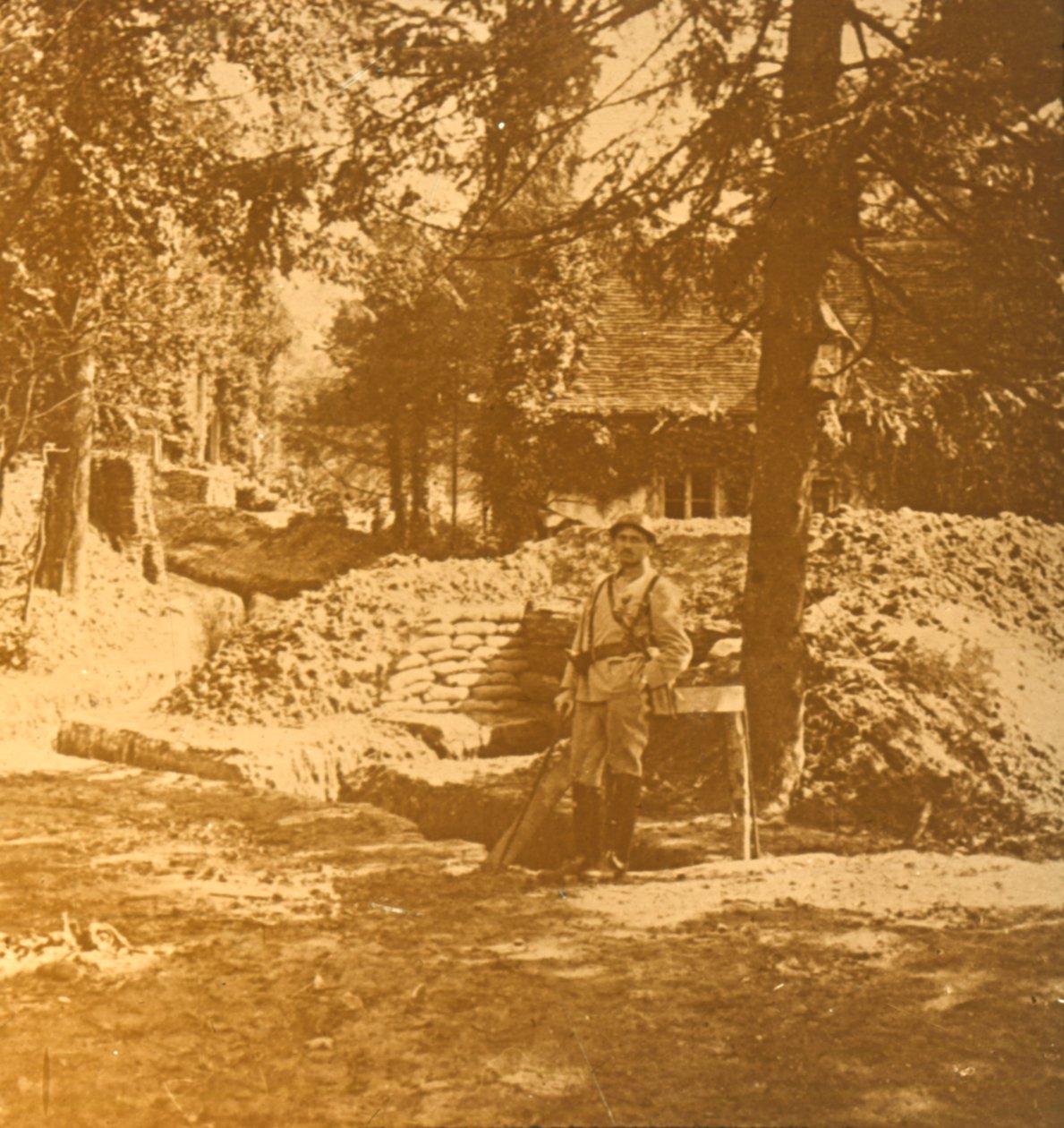 Sotilas kaivannon ulkopuolella, Bois des Loges, Pohjois-Ranska, c1914-c1918 tekijältä Unbekannt