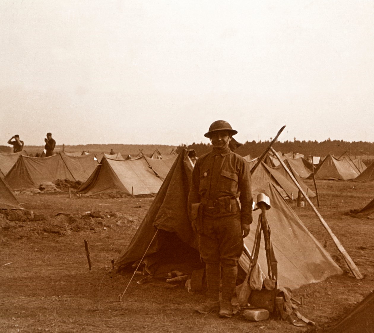 Sotilas seisomassa teltassa, amerikkalainen leiri, Melette, Ranska, c1914-c1918. tekijältä Unbekannt