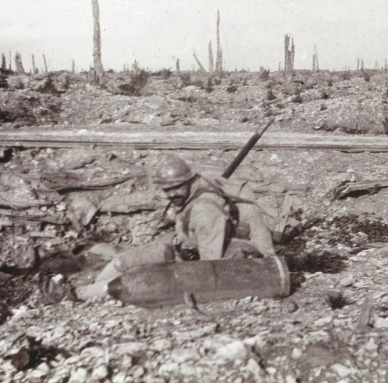 Sotilas kuorineen, Bois dAvocourt, Verdun, Pohjois-Ranska, c1914-c1918 tekijältä Unbekannt