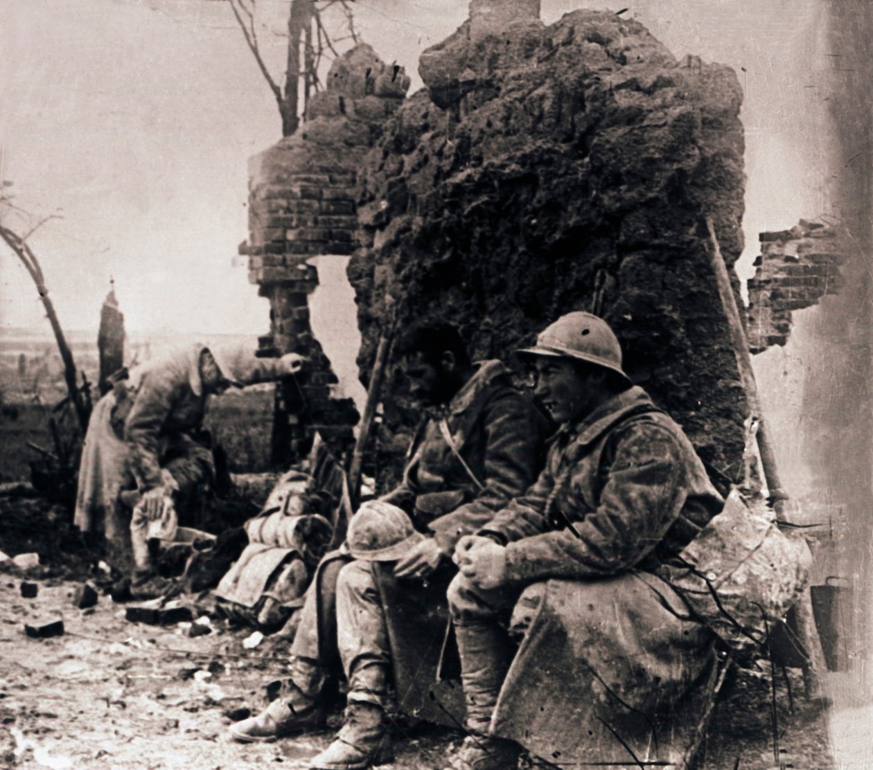 Sotilaat raunioiden keskellä, c1914-c1918 tekijältä Unbekannt