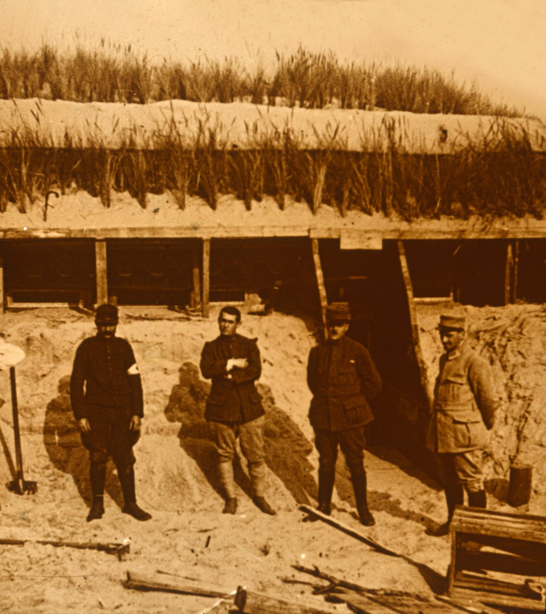 Sotilaat ensiapupisteellä, c1914-c1918 tekijältä Unbekannt