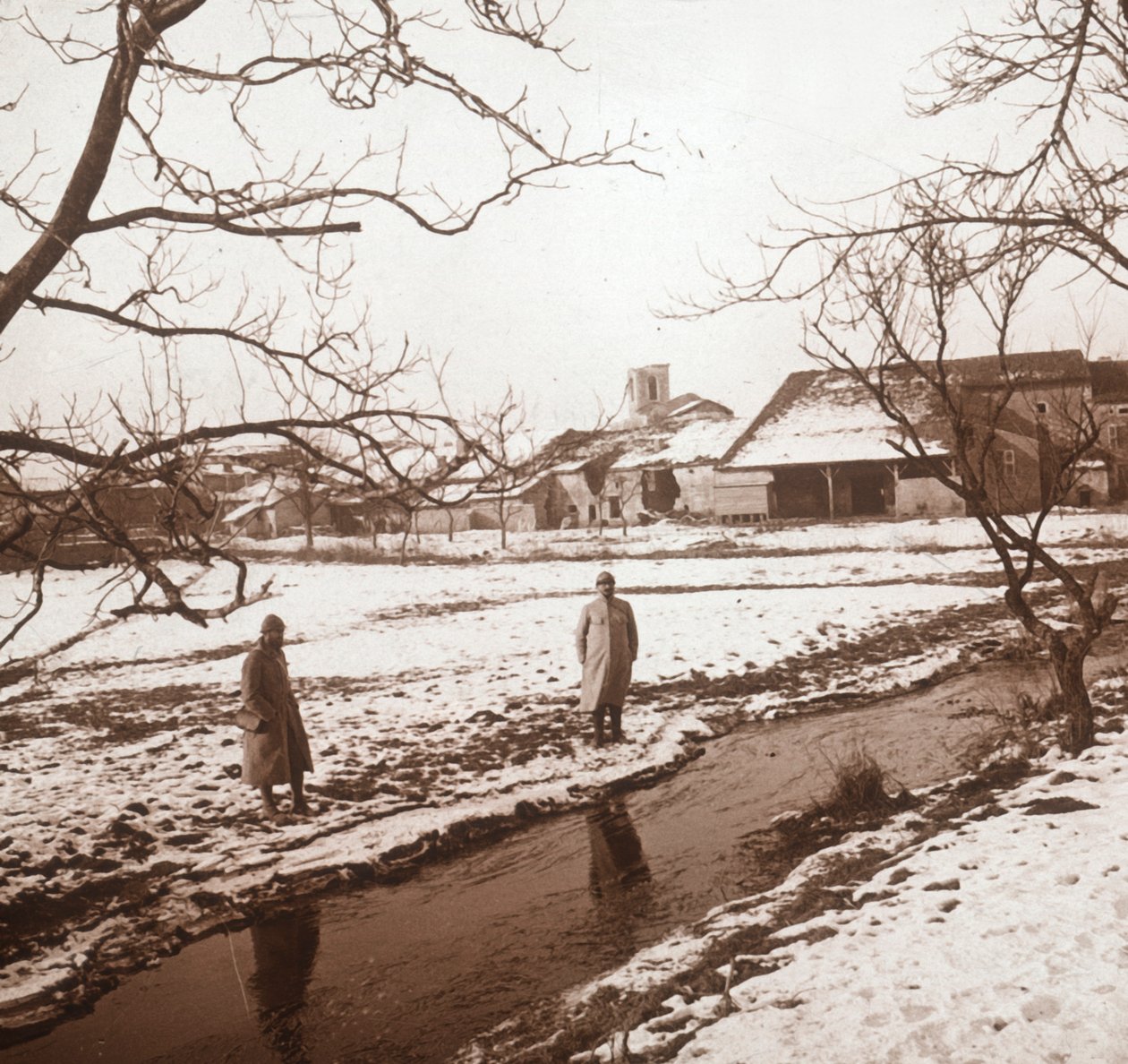 Sotilaita joen rannalla, Bernecourt, Pohjois-Ranska, c1914-c1918 tekijältä Unbekannt
