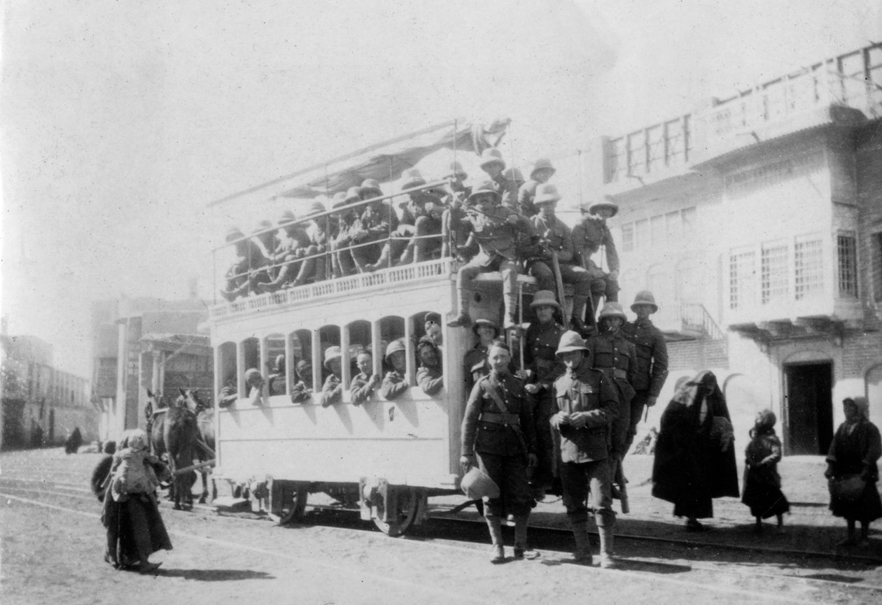 Sotilaita East Surreyn rykmentistä Kazimainissa, matkalla Bagdadiin, Irakiin, 1917-1919 tekijältä Unbekannt