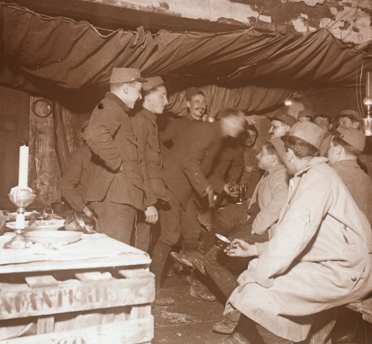 Sotilaat turvakodissa, Genicourt, Pohjois-Ranska, c1914-c1918 tekijältä Unbekannt