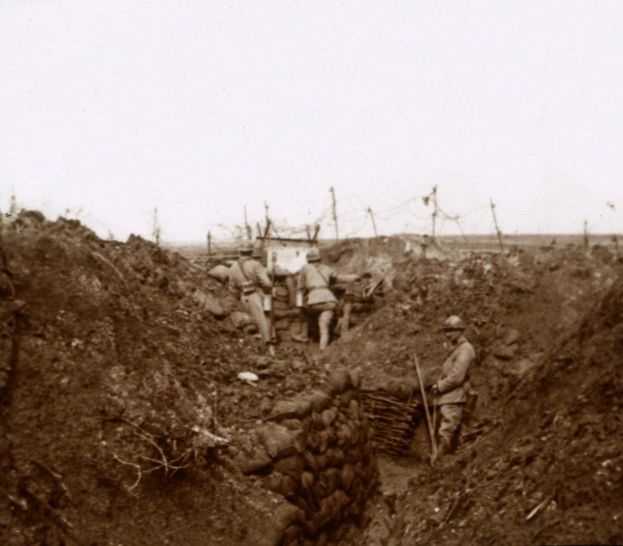 Sotilaat juoksuhaudoissa, Massiges, Pohjois-Ranska, c1914-c1918 tekijältä Unbekannt