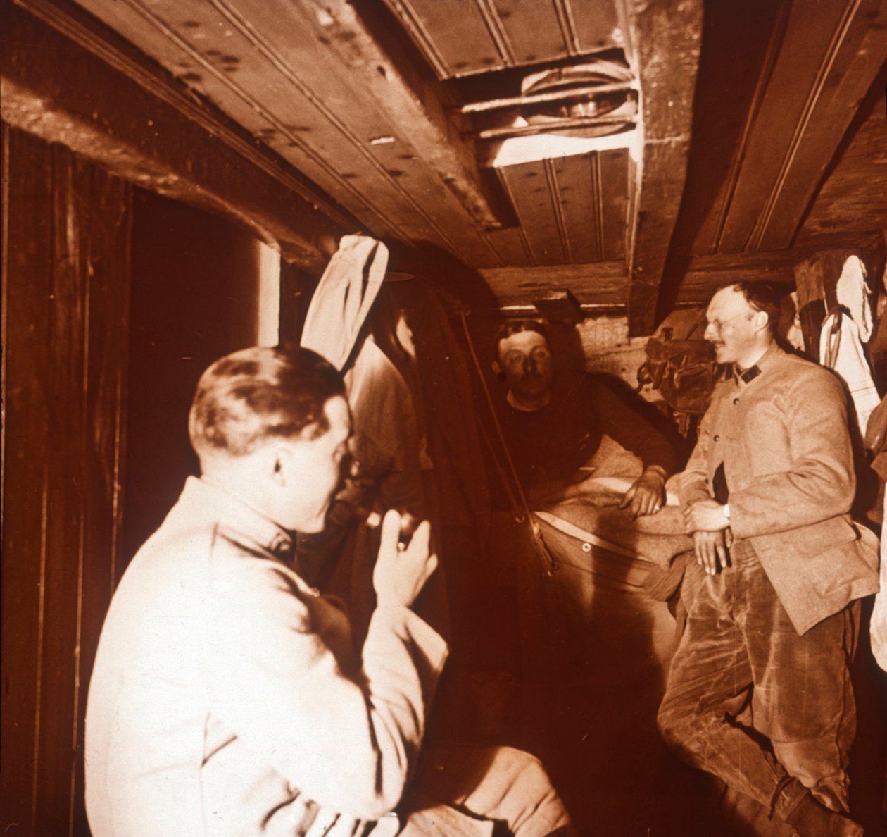 Sotilaat juoksuhaudoissa, Genicourt, Pohjois-Ranska, c1914-c1918 tekijältä Unbekannt