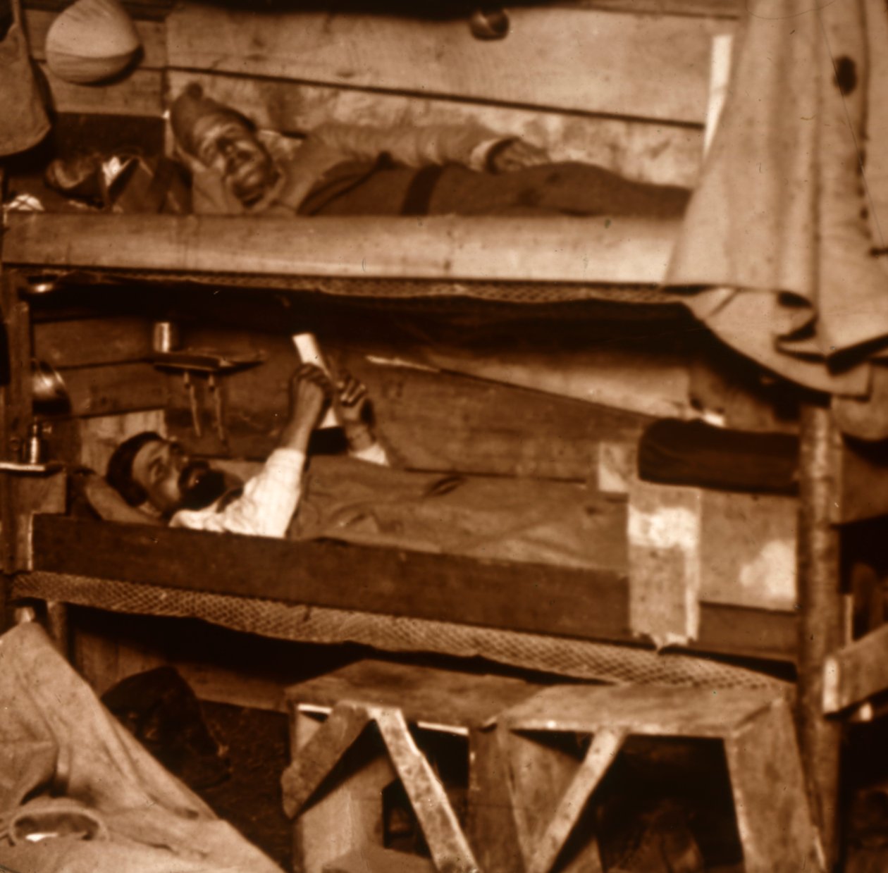 Sotilaita puupankoissa, c1914-c1918 tekijältä Unbekannt