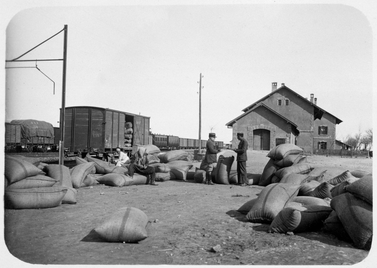 Ranskan muukalaislegioonan sotilaat rautatien pihalla, Syyria, 1900-luku tekijältä Unbekannt