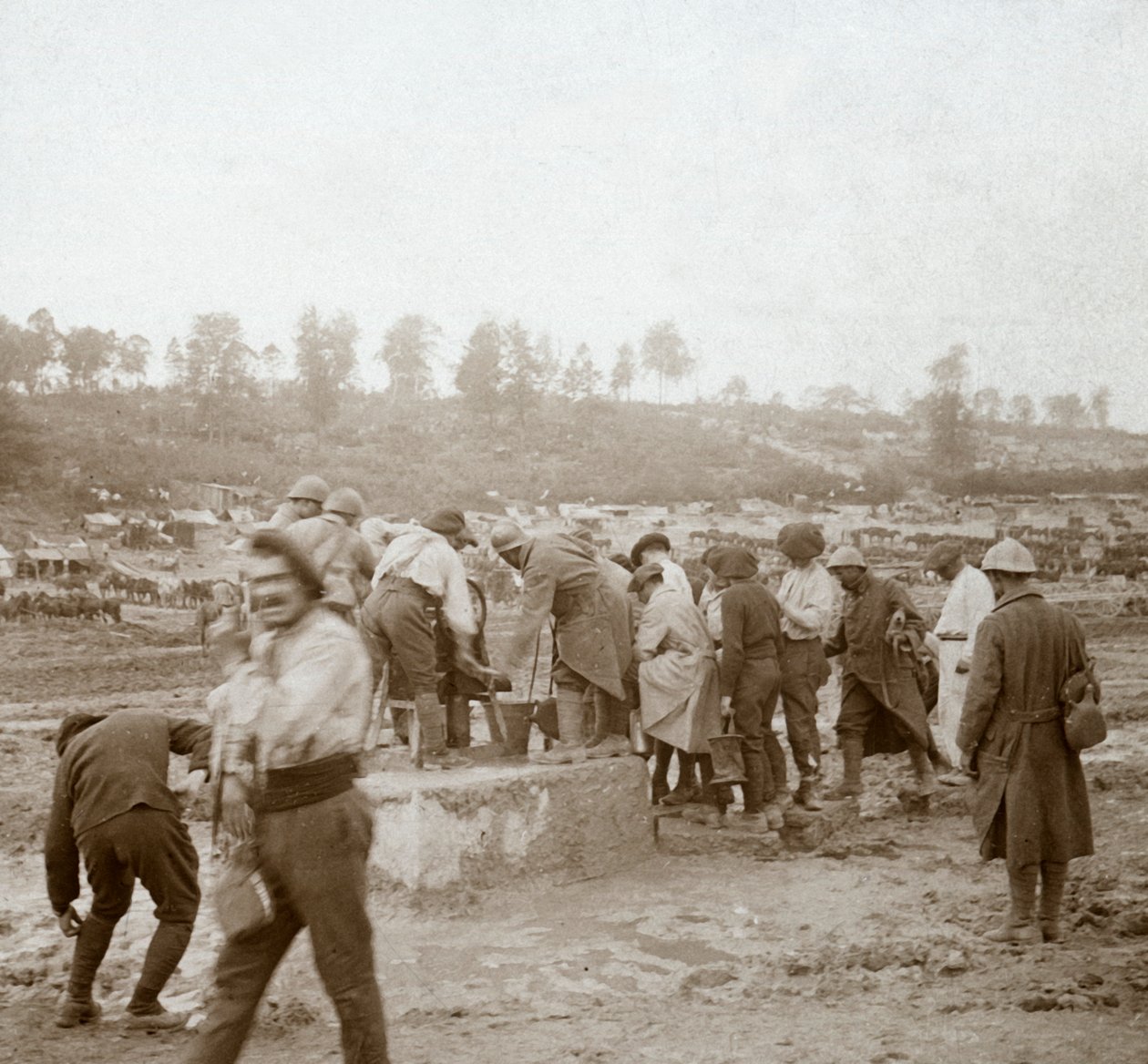 Sotilaat jonottavat mudassa vettä, Genicourt, Pohjois-Ranska, c1914-c1918 tekijältä Unbekannt