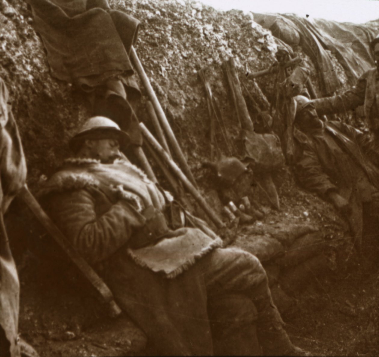 Sotilaat lepäävät juoksuhaudoissa, c1914-c1918 tekijältä Unbekannt