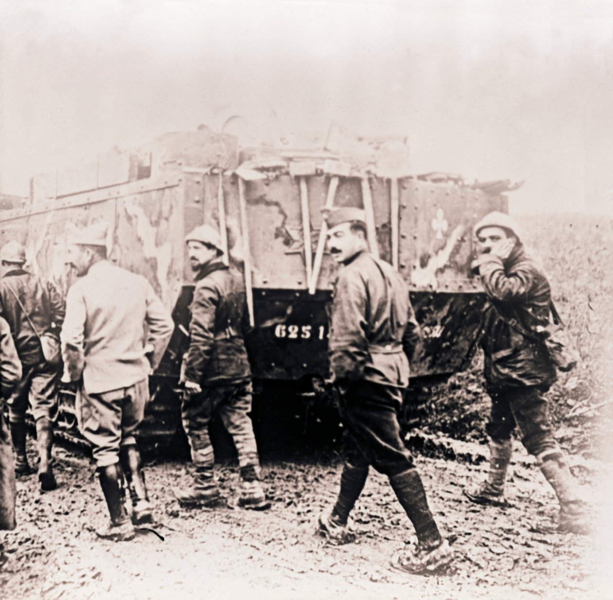 Sotilaat kävelevät tankin takana, c1914-c1918. tekijältä Unbekannt