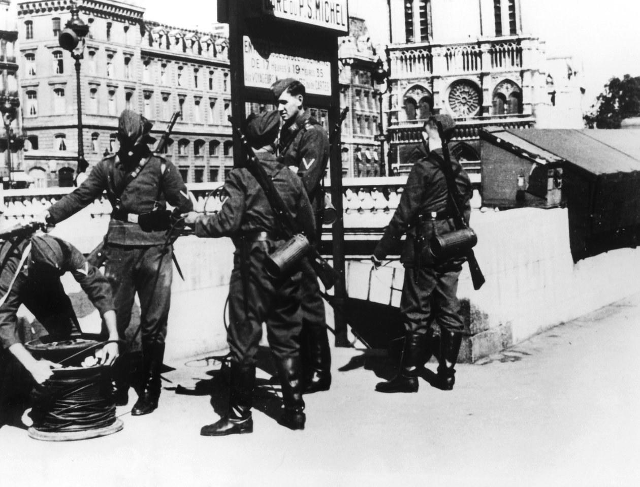 Sotilaat puhelinkaapelin kanssa Pont St Michelissä, Pariisissa, kesäkuu 1940 tekijältä Unbekannt