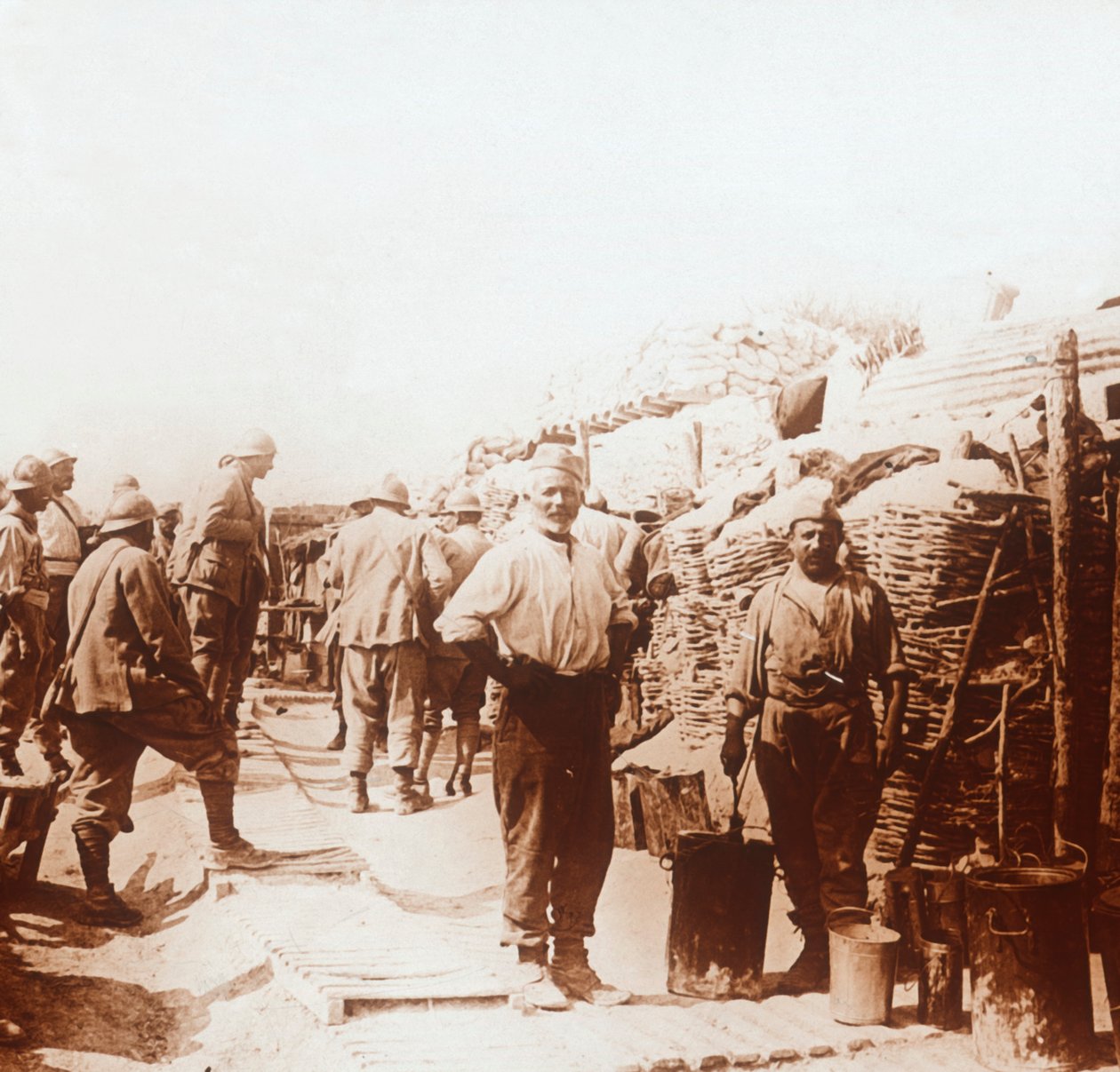 Sotilaat metallikontteineen, c1914-c1918 tekijältä Unbekannt