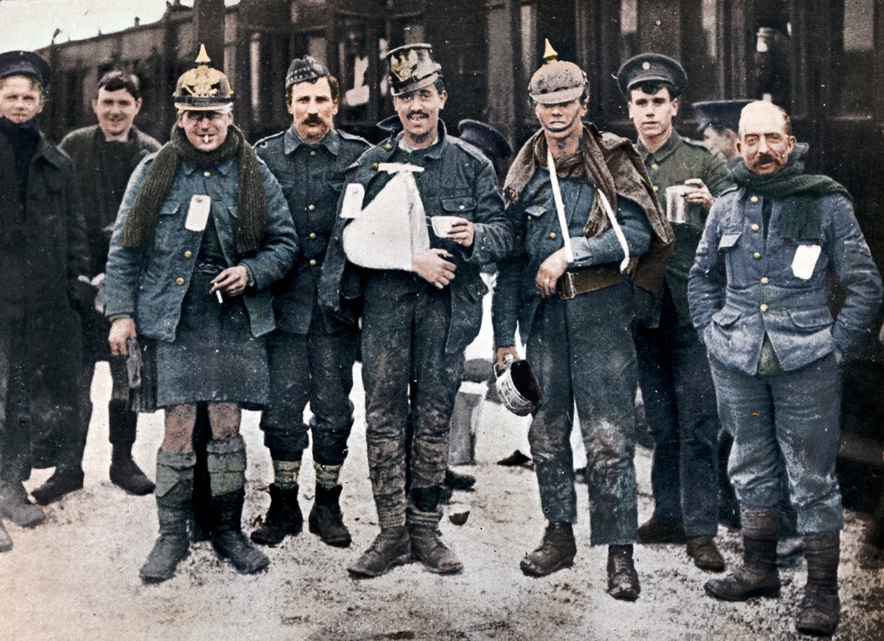 Jotkut iloiset haavoittuneet Neuve Chapellen taisteluista vangittujen saksalaisten kypärien päällään, 1915 tekijältä Unbekannt