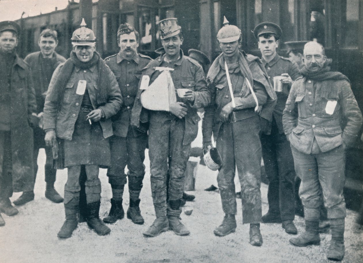 Jotkut iloiset haavoittuneet Neuve Chapellen taisteluista vangittujen saksalaisten kypärien päällään, 1915 tekijältä Unbekannt