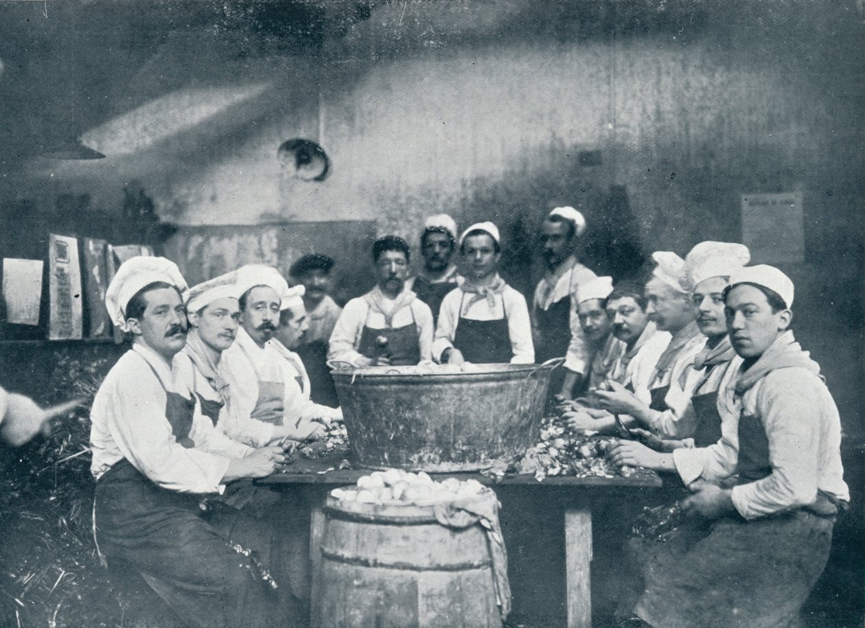 Jotkut kokit valmistavat keittoa Messagerie Van Gandissa, vuonna 1914 tekijältä Unbekannt