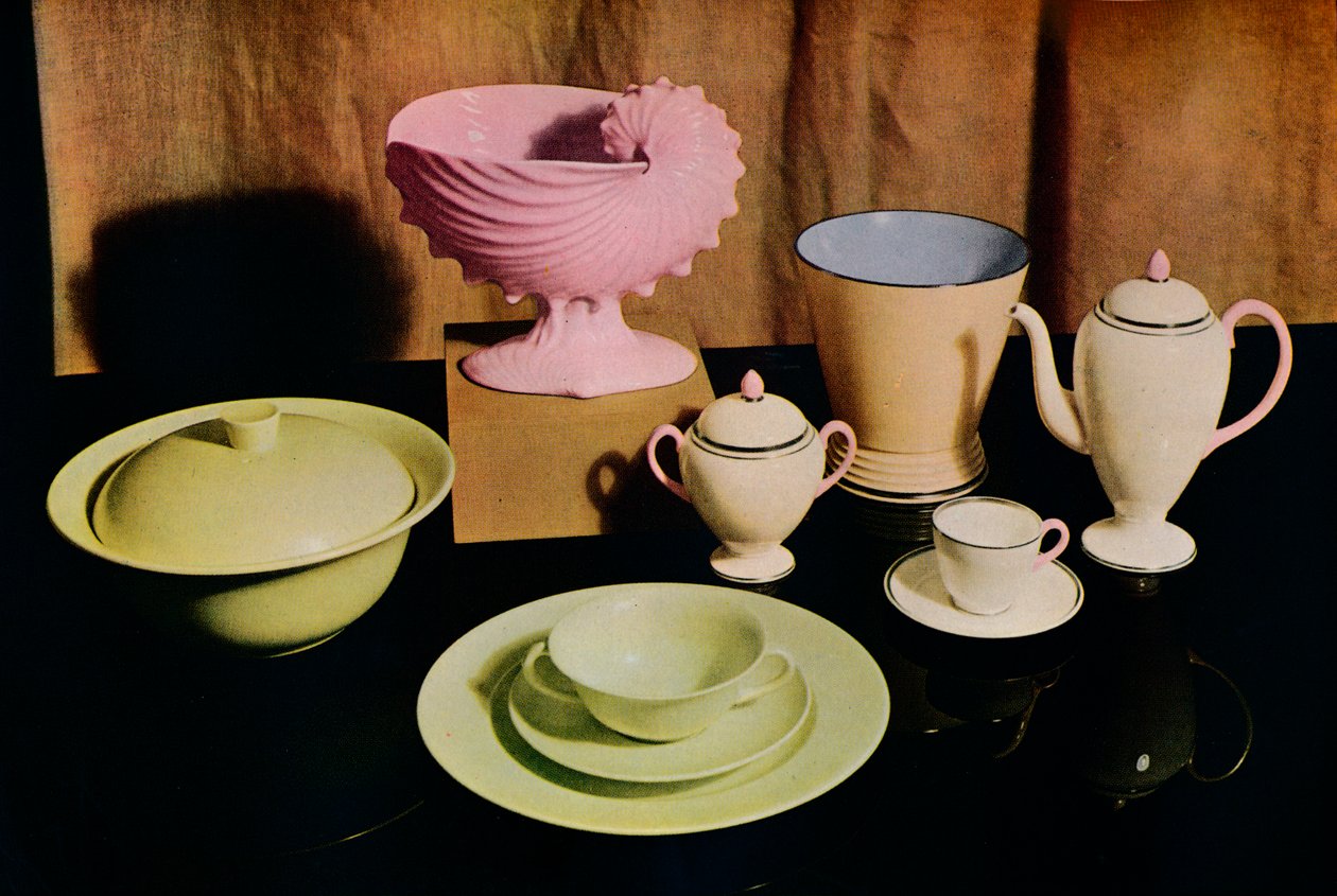 Jotkut Wedgwood Etruria -tehtaan uusimmista tuotteista, vuodelta 1936 tekijältä Unbekannt