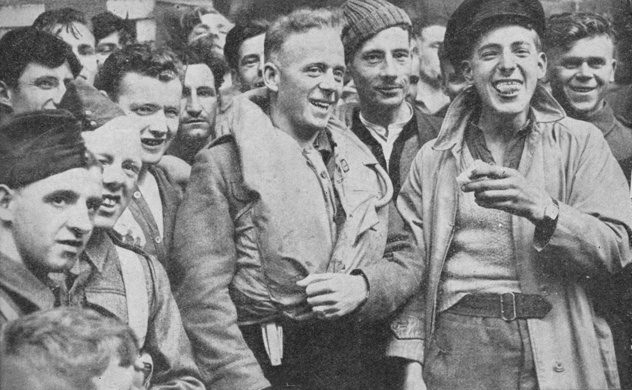 Jotkut eloonjääneistä Arandora Starin laskeutumisesta Skotlannin satamaan, 1940, 1940 tekijältä Unbekannt