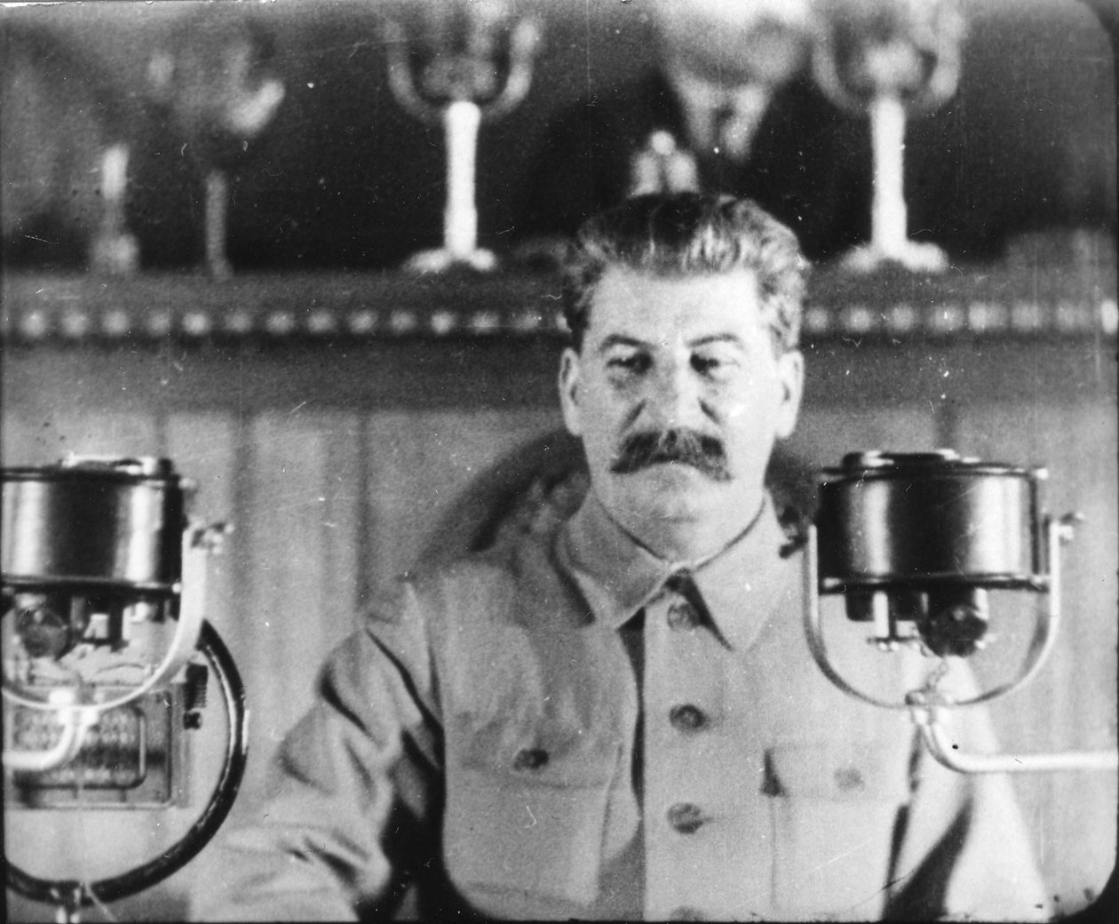 Neuvostoliiton johtaja Josif Stalin pitämässä puhetta kommunistisen puolueen kongressissa 1930-luvulla tekijältä Unbekannt