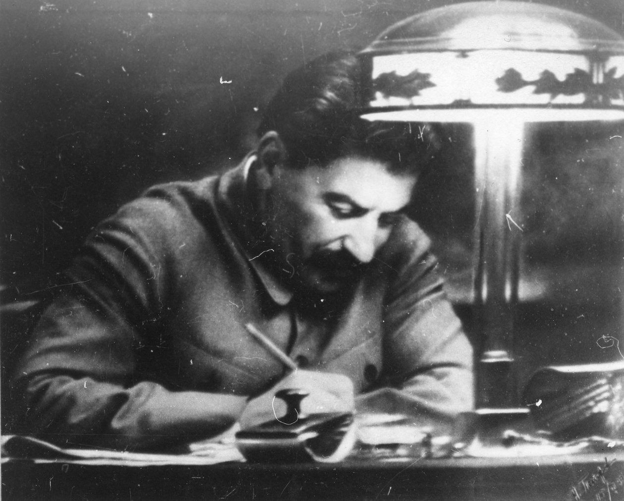 Neuvostoliiton johtaja Josef Stalin Kremlin tutkimuksessaan, Moskova, Neuvostoliitto, 1935 tekijältä Unbekannt