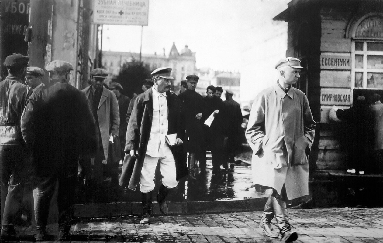 Neuvostoliiton johtaja Josif Stalin GRU:n salaisten agenttien saattamana 1920-luvun lopulla tekijältä Unbekannt