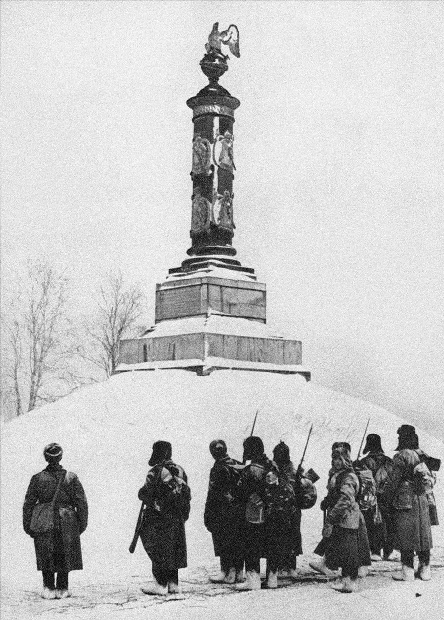 Neuvostoliiton sotilaat vuoden 1812 sodan sankareiden muistomerkillä Tarutino Kalugan kylässä r tekijältä Unbekannt