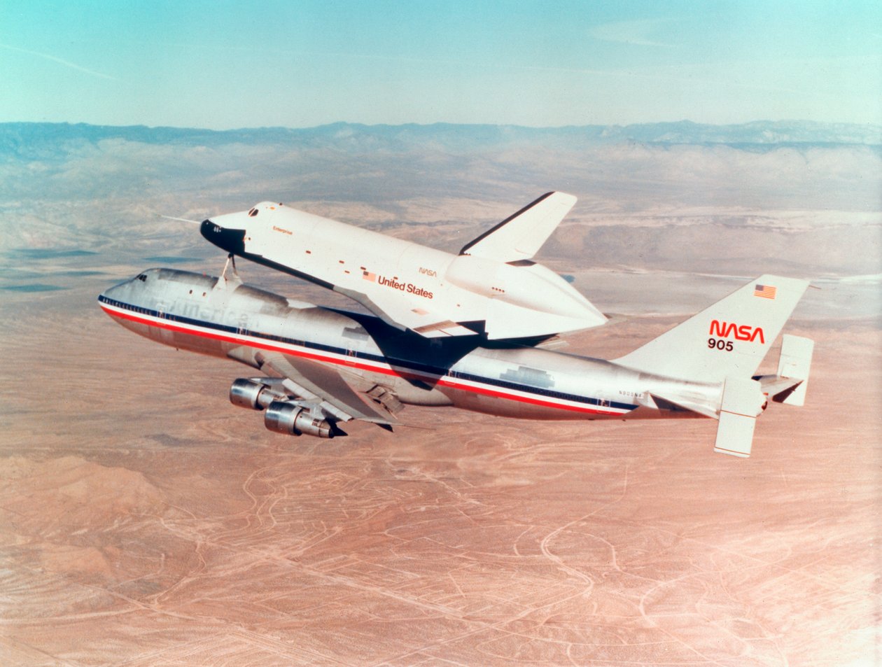 Space Shuttle Orbiter asennettuna Boeing 747 -lentokoneen päälle, 1977 tekijältä Unbekannt