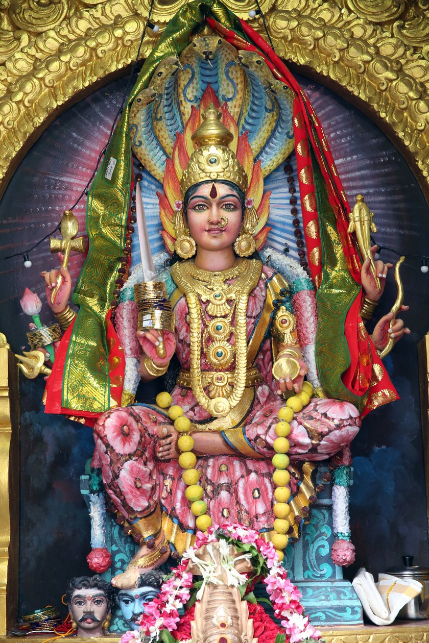 Sri Veeramakaliammanin hindutemppeli. Sri Mariamman (Maariamma, Mari ou Amman), Etelä-Intian hindujen sateen jumalatar, 20160818, Singapore, Singapore tekijältä Unbekannt